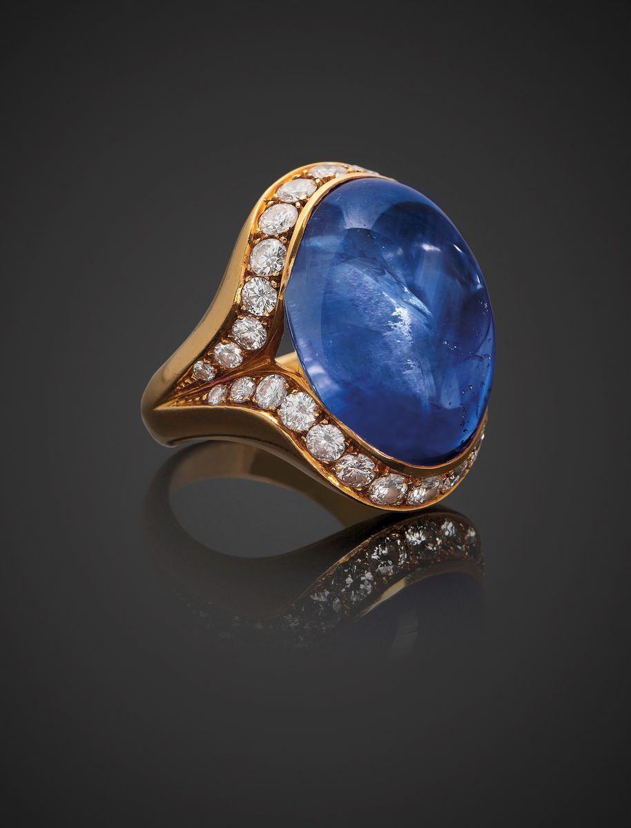 Importante anello in oro giallo 18k con zaffiro Ceylon e diamanti