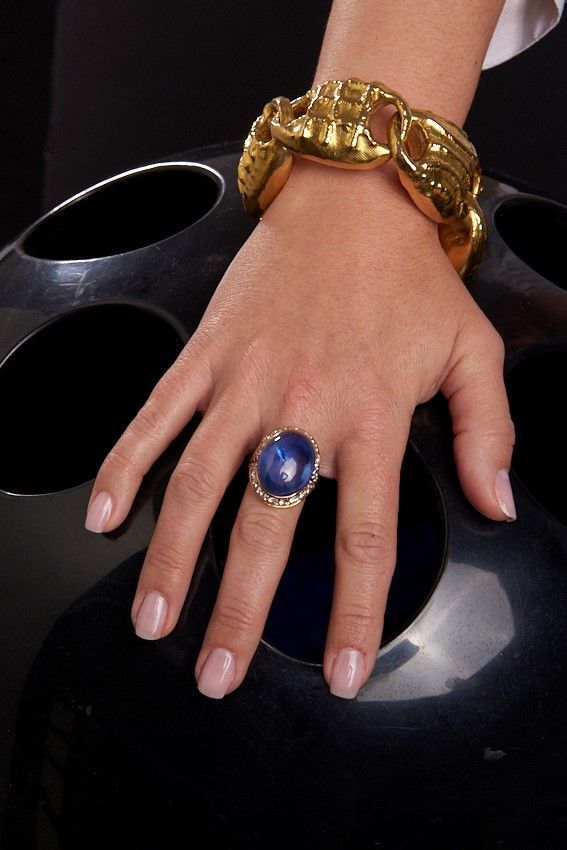 Importante anello in oro giallo 18k con zaffiro Ceylon e diamanti