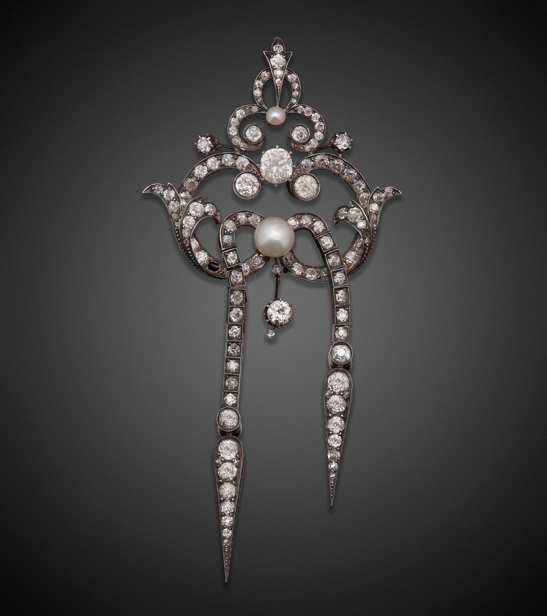 Spilla del XIX secolo, in argento e oro giallo 18k decorata con diamanti e perle