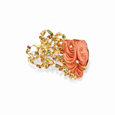 Spilla in oro giallo 18k con corallo, diamanti, rubini e smeraldi
