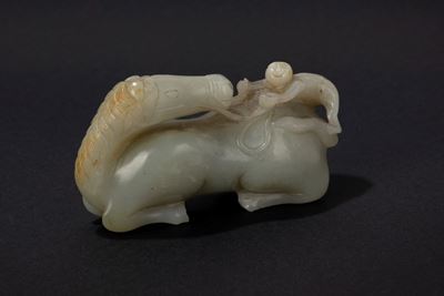 Scultura in giada celadon e russet, Cavallo con bambino, Cina, fine secolo XIX