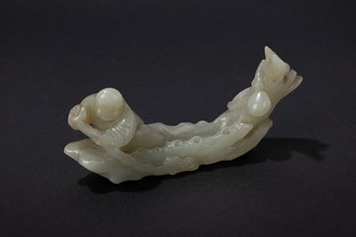 Scultura in giada celadon, traghettatore con imbarcazione, Cina, metà secolo XIX