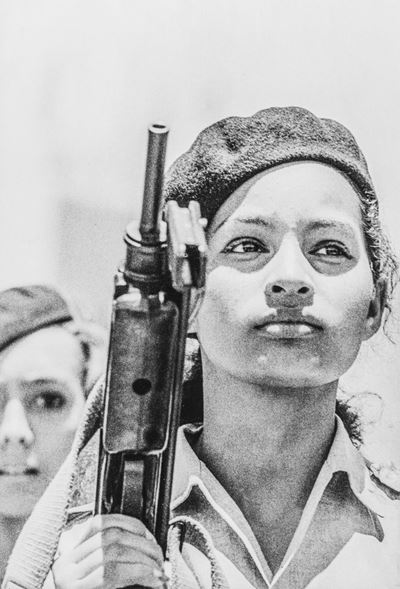 Miliciana, stampa alla gelatina ai sali d'argento, 1962