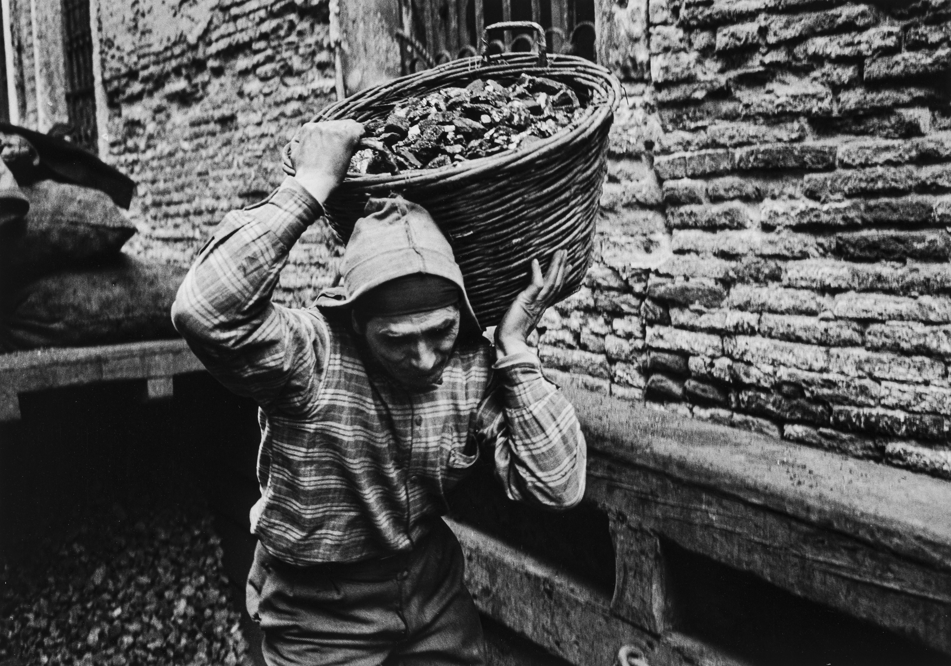 Fulvio Roiter - El Carboner, fornitore di carbone per il riscaldamento, in  Rio Marin 1961 | Photographs: Under 1K | Finarte, casa daste