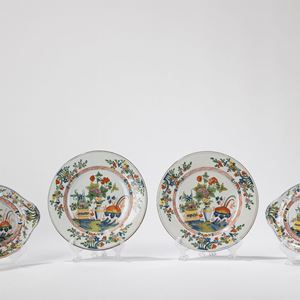 Coppia di piatti rotondi e coppia di piattini ovali, decoro a "giardinetto". Manifattura Ferniani, Faenza, ultimo quarto secolo XVIII (i piattini restaurati)
