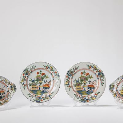 Manifattura Ferniani, Coppia di piatti rotondi e coppia di piattini ovali con decoro a 'giardinet...