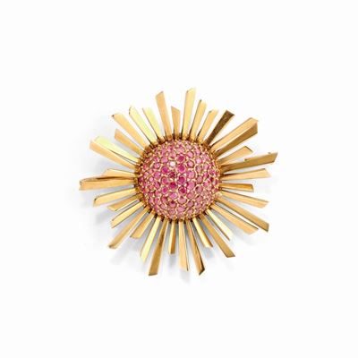 Spilla con rubini, oro giallo 18k