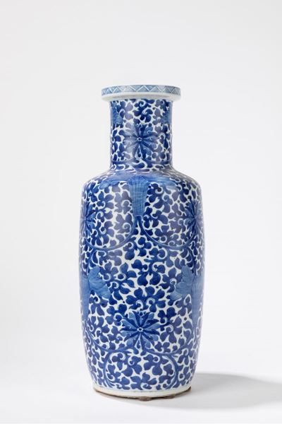 Vaso a rullo in porcellana bianca e blu, Cina, periodo Guangxu (1875-1908)