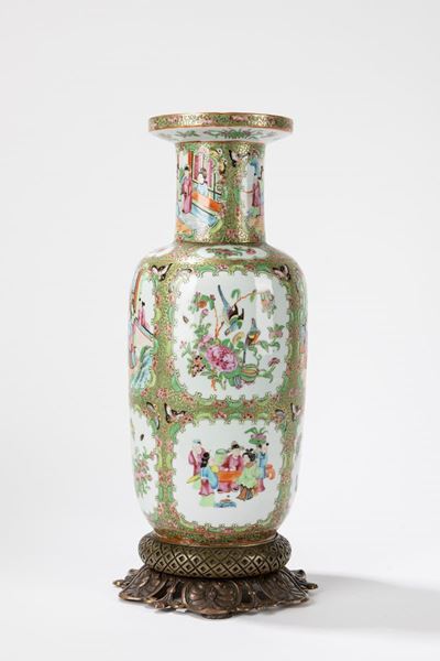 Vaso in porcellana Famiglia Rosa, Cina, Canton, fine secolo XIX, h 49,5 cm, montato in metallo do...