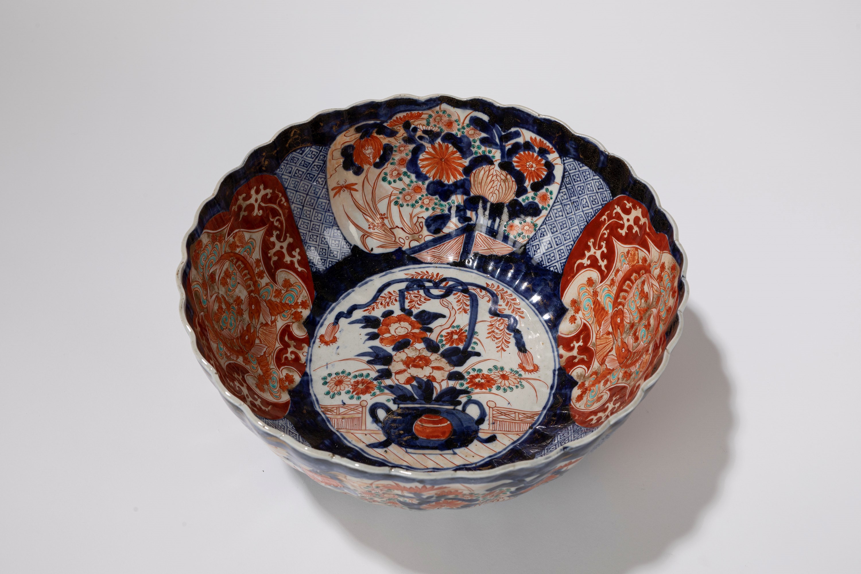 Grande bacile in porcellana Imari, Giappone, XIX secolo