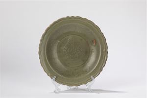 Piatto in porcellana celadon Longquan. Cina, fine dinastia Yuan/inizio dinastia Ming