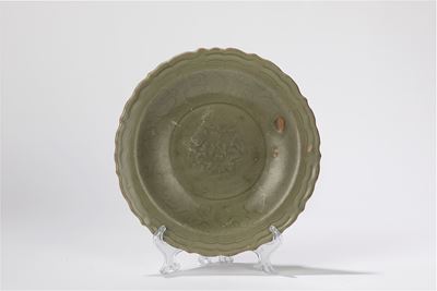 Piatto in porcellana celadon Longquan, Cina, fine dinastia Yuan/inizio dinastia Ming, d cm 24