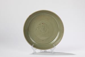 Piatto in porcellana celadon Longquan. Cina, fine dinastia Yuan/inizio dinastia Ming