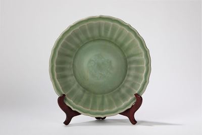 Piatto in porcellana celadon Longquan, Cina, fine dinastia Yuan/inizio dinastia Ming, diametro 32...