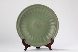 Piatto in porcellana celadon Longquan. Cina, fine dinastia Yuan/inizio dinastia Ming