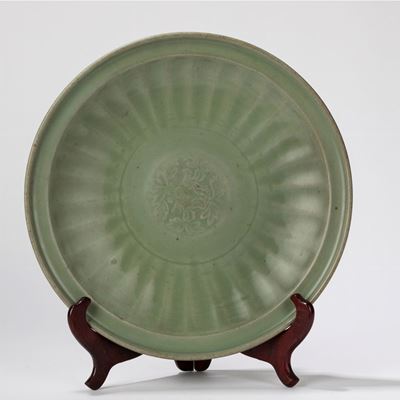Piatto in porcellana celadon Longquan, Cina, fine dinastia Yuan/inizio dinastia Ming