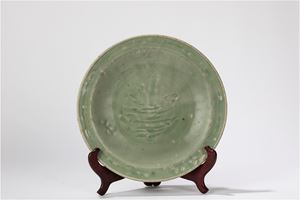 Piatto in porcellana celadon Longquan. Cina, fine dinastia Yuan/inizio dinastia Ming