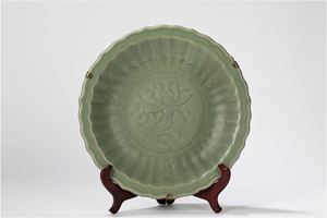Piatto in porcellana celadon Longquan. Cina, inizio dinastia Ming, secolo XV