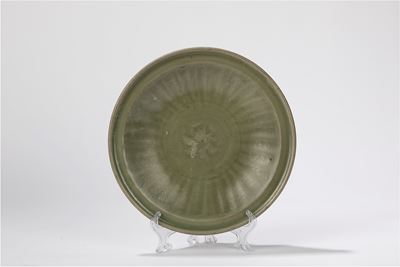 Piatto in porcellana celadon Longquan, Cina, finestra dinastia Yuan - inizio dinastia Ming