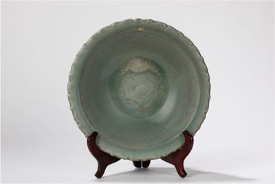 Piatto in porcellana celadon Longquan, Cina/Korea, fine dinastia Yuan/inizio dinastia Ming
