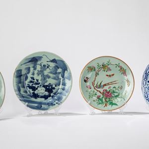 Coppie di piatti in porcellana a fondo celadon decorati con motivi floreali e volatili e due piatti in porcellana bianco e blu popolari. Cina, epoche e misure differenti