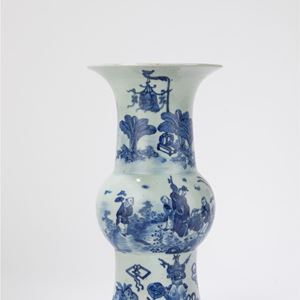Vaso di forma arcaica Gu in porcellana bianca e blu. Cina, periodo Guangxu (1875-1908)