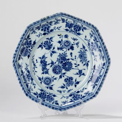 Piatto ottagonale in porcellana bianca e blu, Cina, periodo Yongzheng (1723-1735)