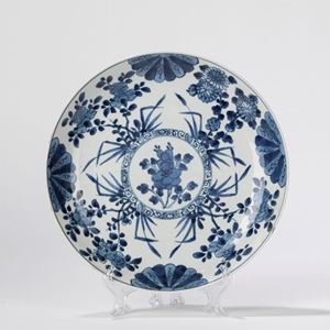 Piatto in porcellana bianca e blu. Cina, periodo Kangxi (1661-1722)