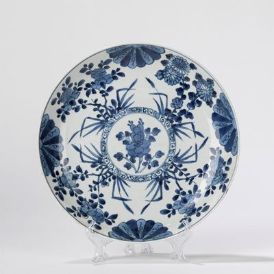 Piatto in porcellana bianca e blu, Cina, periodo Kangxi (1661-1722)