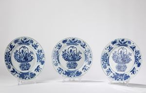 Tre piatti in porcellana bianca e blu. Cina, periodo Qianlong (1735-1796)