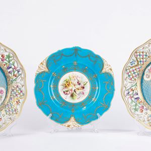 Tre piatti in porcellana europea. Secolo XIX