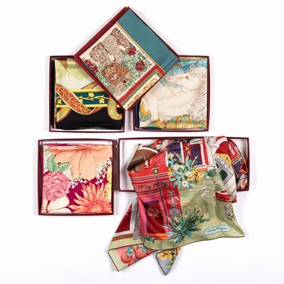 Lotto Composto da un Grand Foulard e Quattro Foulard