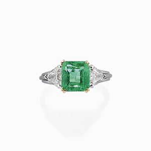 Anello con smeraldo e diamanti