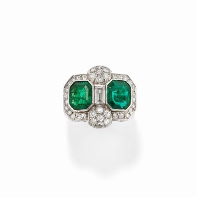 Anello Déco in platino con smeraldi e diamanti, circa 1930