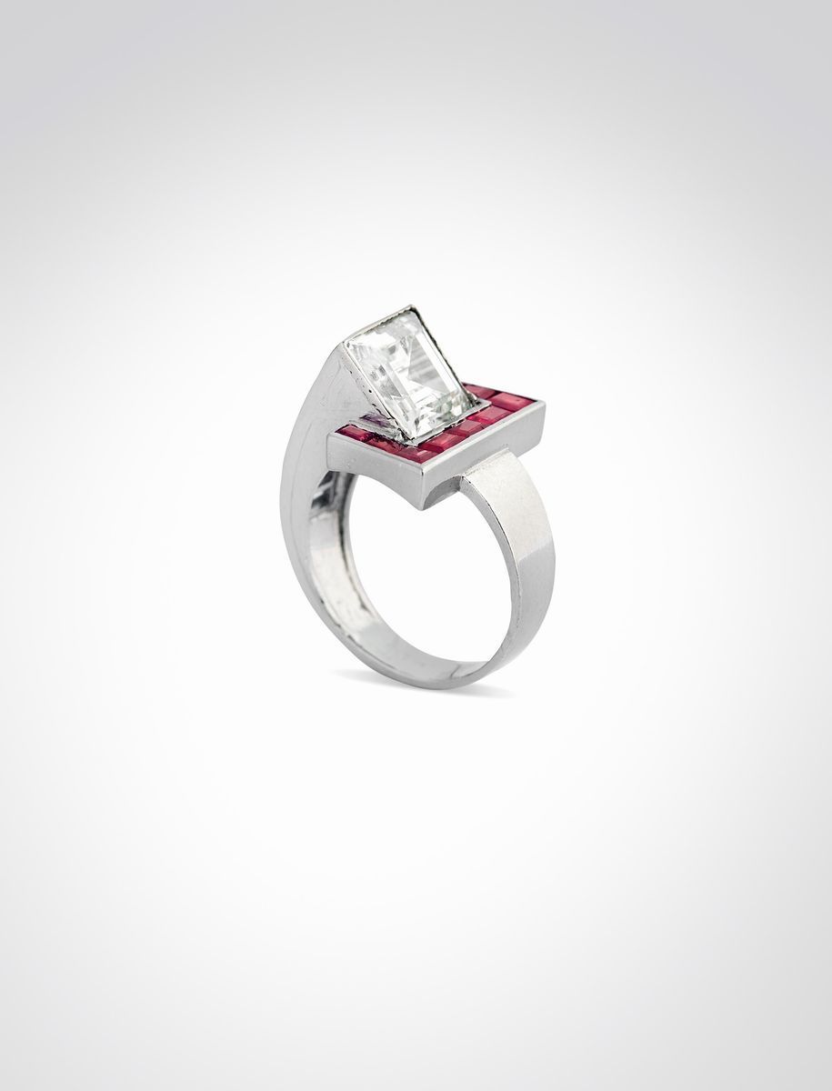 Anello Deco in platino con diamante taglio carré e rubini Burma