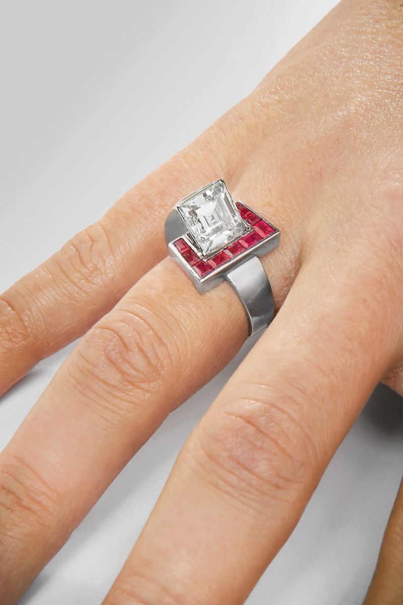 Anello Deco in platino con diamante taglio carré e rubini Burma