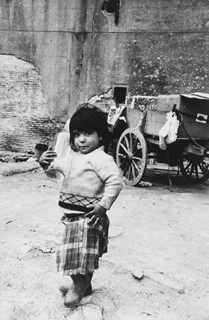 Palermo - bimba in cerca di acqua