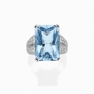 A 18K white gold, aquamarine and diamond ring