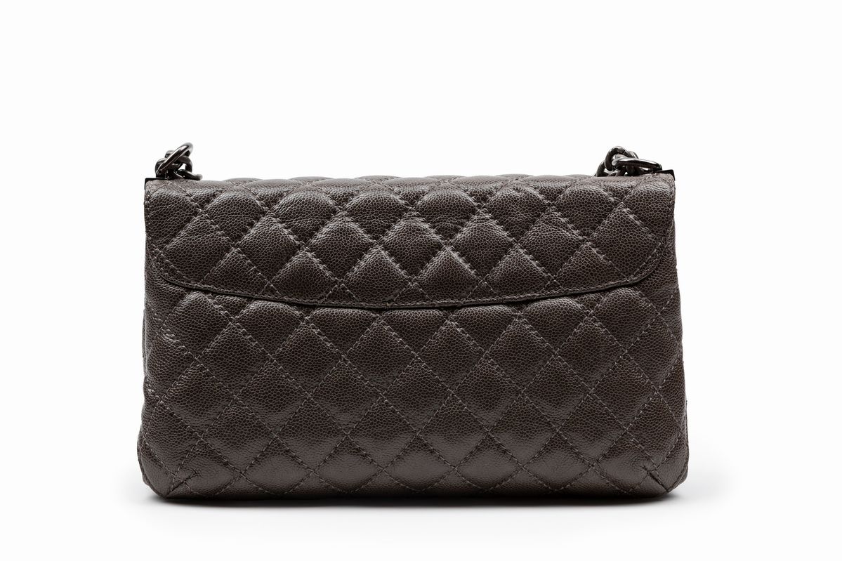 Chanel - Borsa in pelle caviar matelassé tortora con tracolla a catena