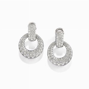 A 18K white glod and diamond earrings