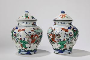 A pair of wucai vases with covers. China, late Qing dynasty/ Republic Period (1912-1949)