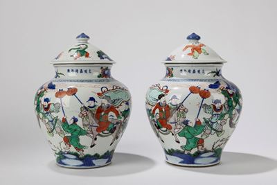 Coppia di giare con coperchio in porcellana a smalto Wucai, Cina, fine dinastia Qing/Periodo dell...
