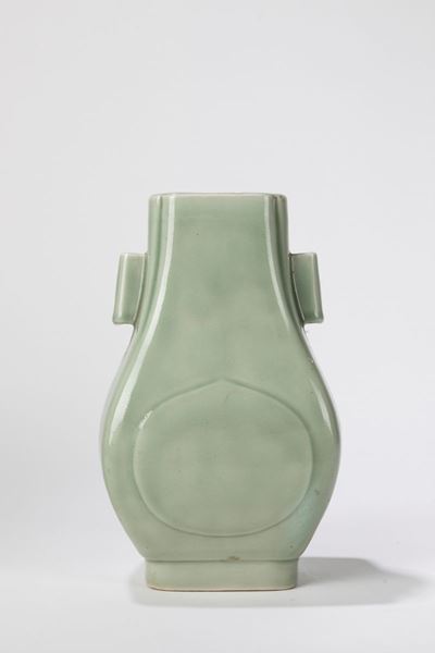 Vaso a invetriatura celadon, Cina, fine dinastia Qing/Periodo della Repubblica, h cm 30