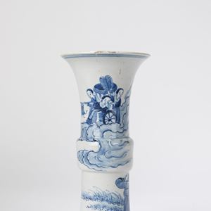 Vaso di forma arcaica Hu in porcellana bianca e blu. Cina, periodo Guangxu (1875-1908)