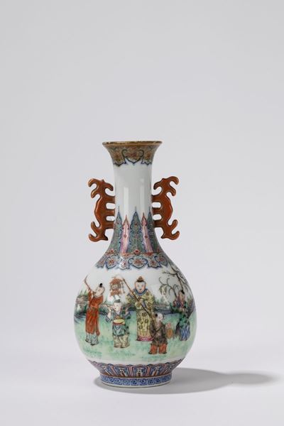 Vaso biansato in porcellana Famiglia Rosa, Cina, periodo della Repubblica (1912-1949), altezza cm...
