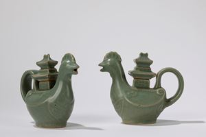Coppia di versatoi in ceramica a invetriatura celadon. Cina, secolo XX