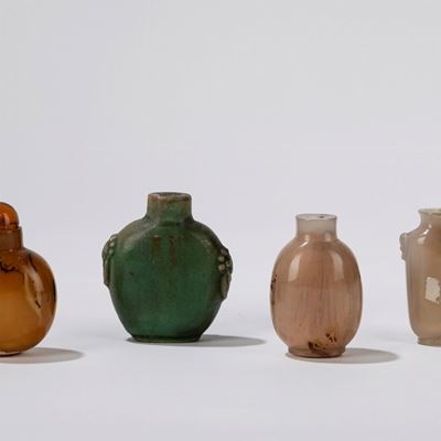 Cina, Gruppo di quattro snuff bottles in agata e porcellana, fine secolo XIX
