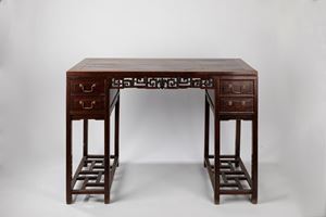 Scrivania in legno rosso. Cina, inizi secolo XX