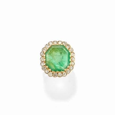 Anello con smeraldo taglio ottagonale e diamanti in oro bicolore 18k