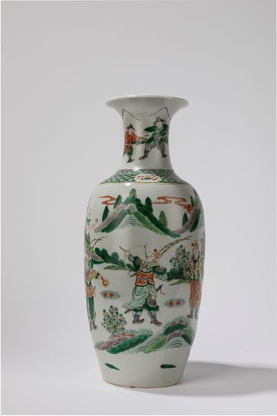 Vaso in porcellana Famiglia Verde, Cina, fine dinastia Qing, h cm 45,5